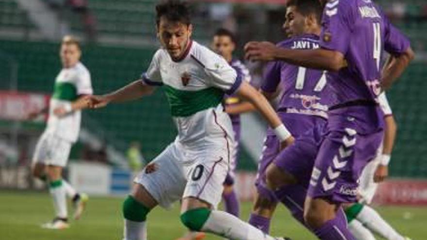 Espinosa, rodeado de rivales, durante el partido Elche-Valladolid, en el que tuvo una buena actuación.