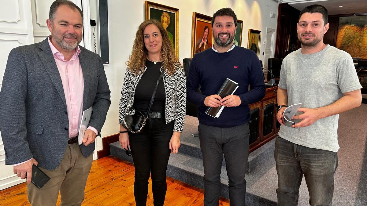 Por la izquierda, el presidente de Cámara de Comercio de Oviedo, Carlos Paniceres, la directora de la antena de Luarca, Silvia Pérez, el alcalde de Valdés, Óscar Pérez y el concejal de Promoción Económica, Ismael González.