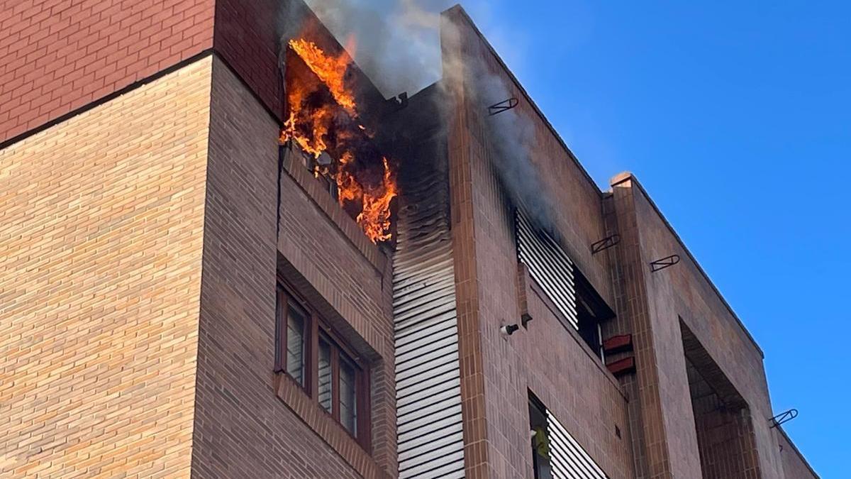 El piso incendiado en La Corredoria de donde los bomberos rescataron a una persona.