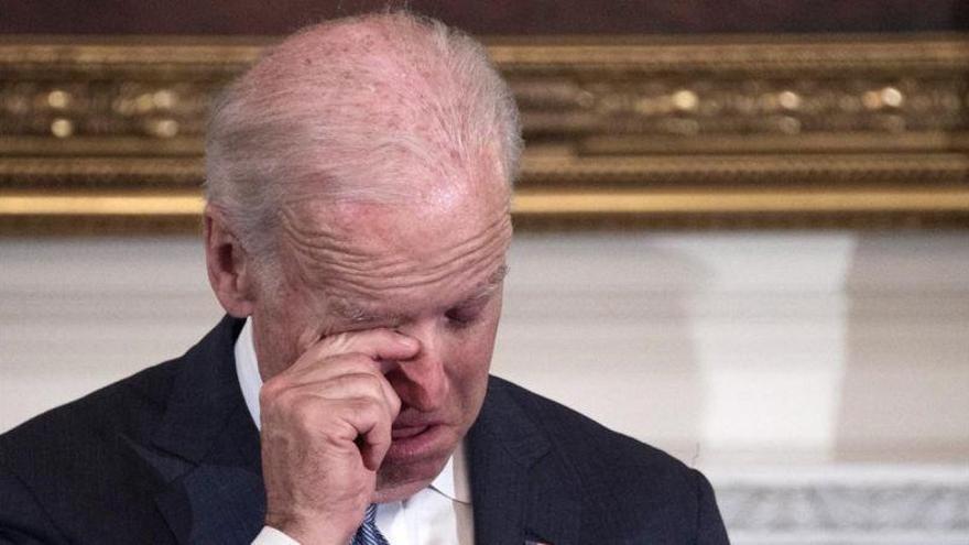 Biden se emociona al recibir una condecoración de Obama