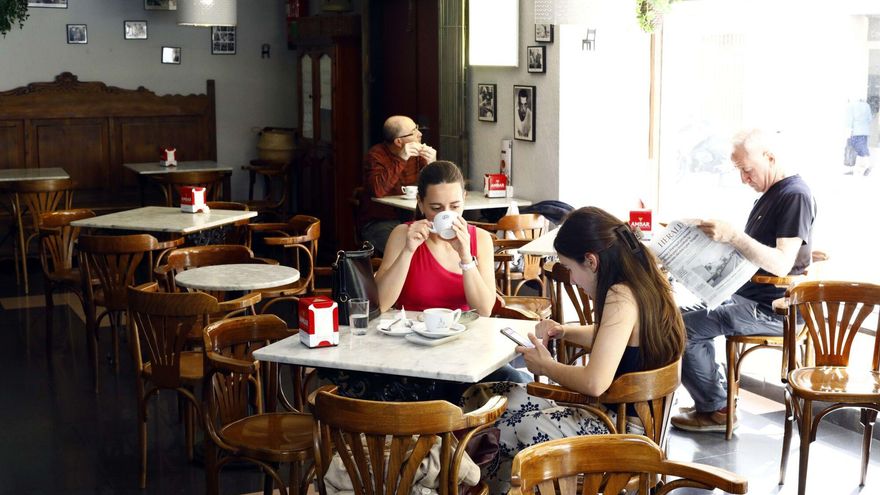 En imágenes | Así es el Buñuel, la cafetería de barrio con una de las mejores tartas de queso de Zaragoza