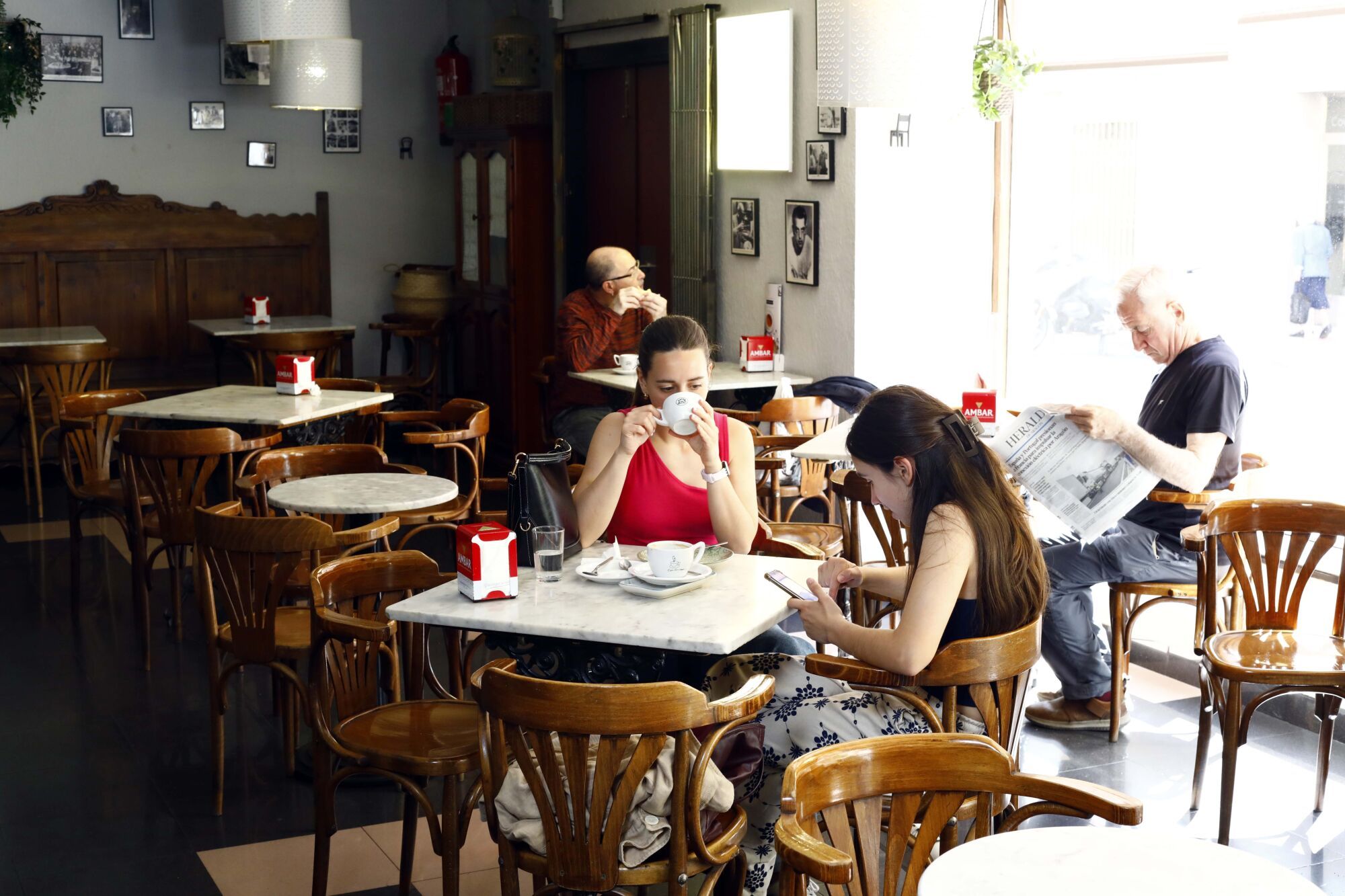 En imágenes | El Buñuel, el café de barrio de ambiente acogedor con una de las mejores tartas de queso de Zaragoza