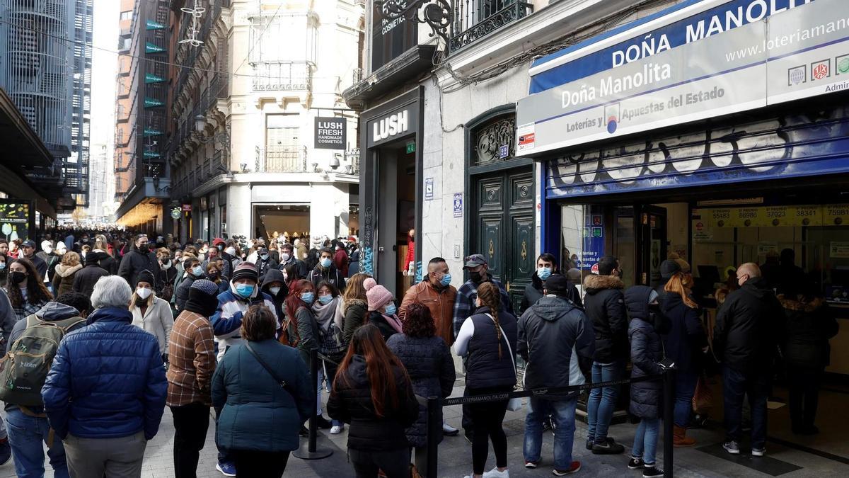 Vista de la cola para comprar lotería de Navidad en Doña Manolita en la calle del Carmen en Madrid. EFE/Juan Carlos Hidalgo/Archivo