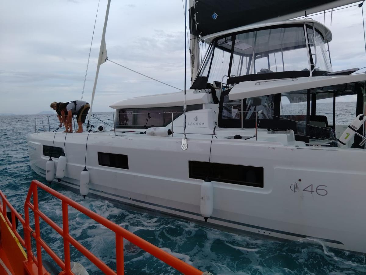Un momento del rescate del catamarán al que le ha caído un rayo en Alicante.