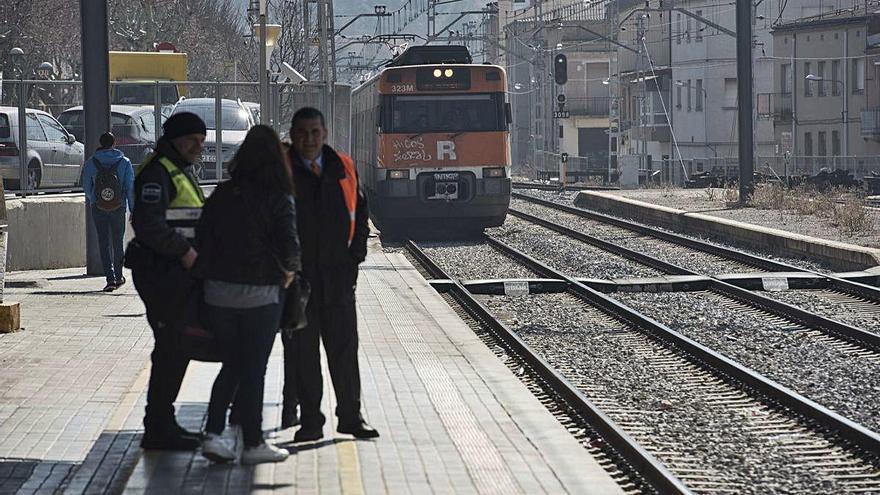 Un tren de la línia R4 provinent de Barcelona arribant a l&#039;estació de Sant Vicenç de Castellet
