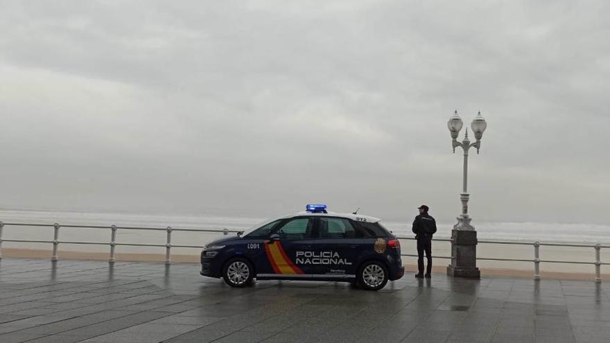 Rescatan de madrugada a una mujer de 81 años que trató de adentrarse en el mar en Gijón