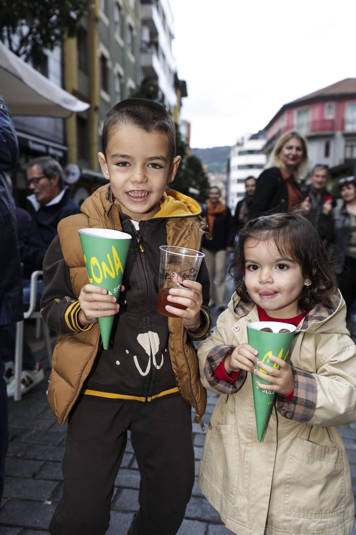 Niños con sidra dulce y castaña en el tradicional amagüestu