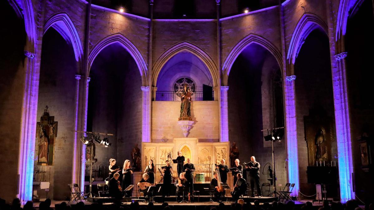 Jordi Savall con músicos de Hespèrion XXI y La Capella Reial de Catalunya en la Iglsia de Santa María de Montblanc, el pasado 1 de julio en el primer concierto del festival.