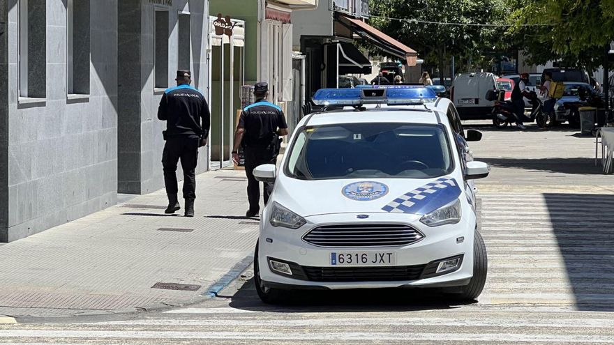 Efectivos de la Policía Local de Cangas, que refuerza desde hoy la plantilla con cuatro auxiliares. | // S.Á.