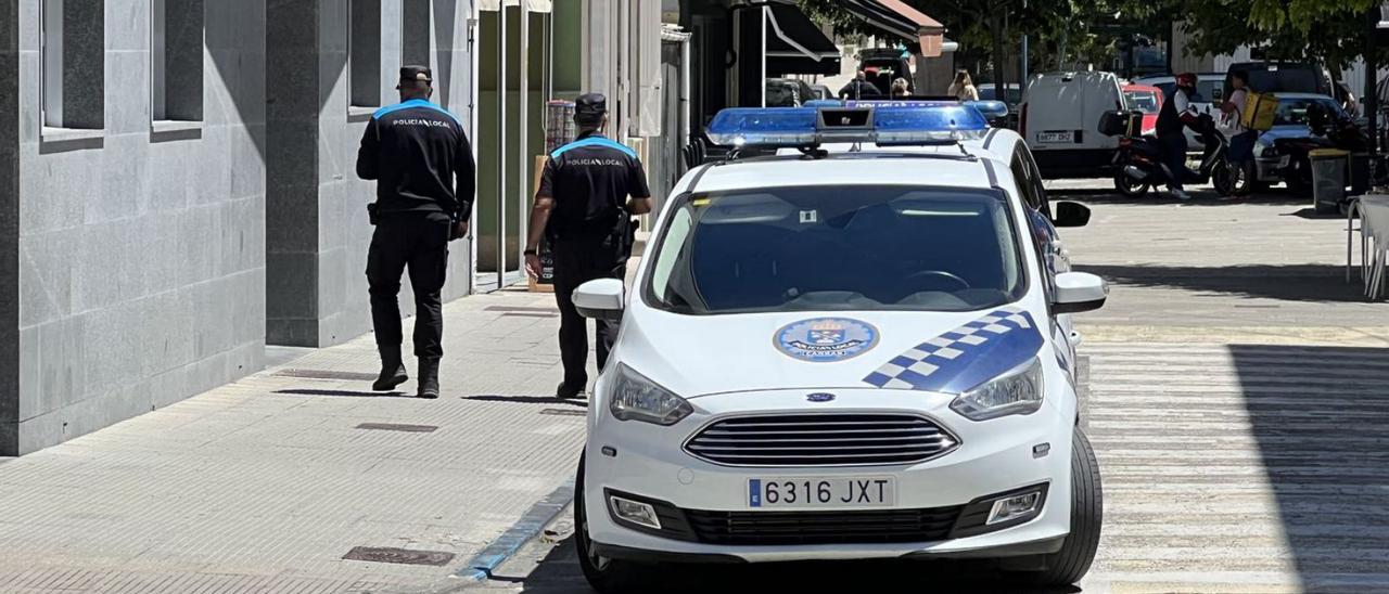 Efectivos de la Policía Local de Cangas, que refuerza desde hoy la plantilla con cuatro auxiliares.   | // S.Á.