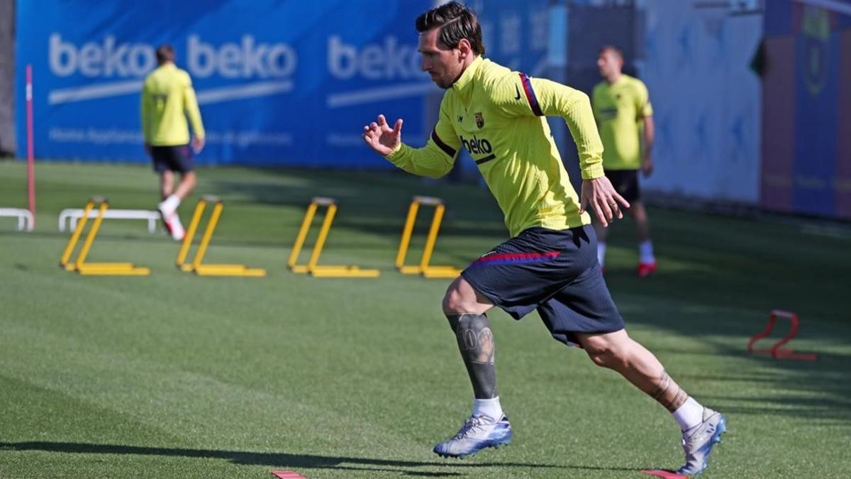 zentauroepp53458301 entrenamiento del barcelona en la ciudad deportiva messi200521181641