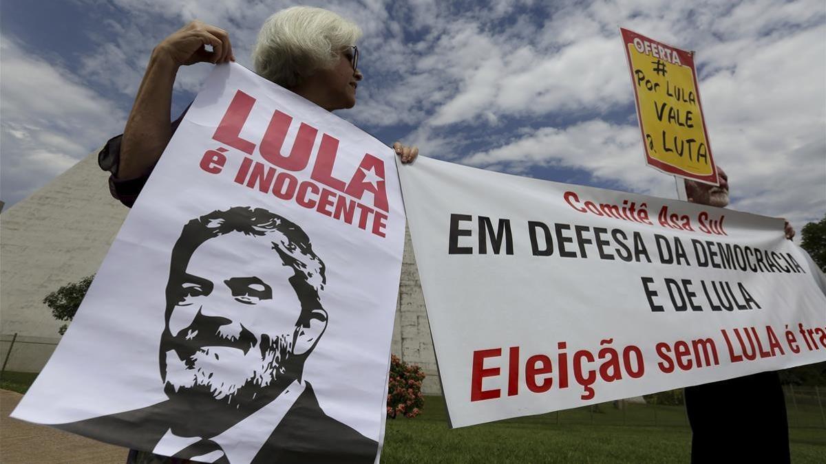 Manifestantes en apoyo a Lula en Brasilia