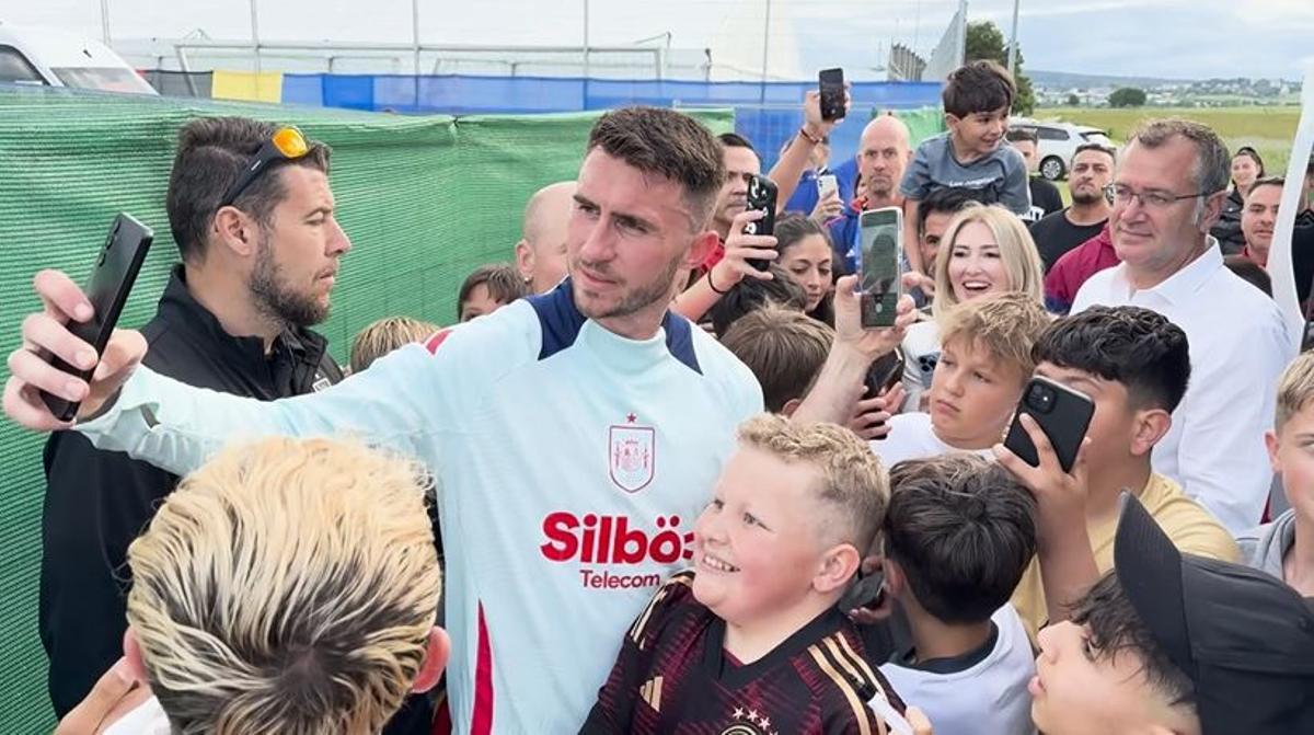 Laporte se da un baño de masas tras el entreno