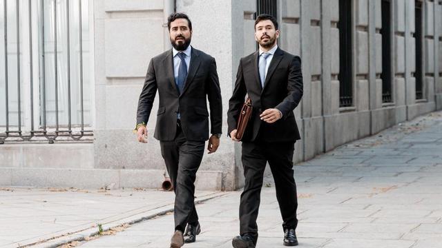 El eurodiputado y líder de Se Acabó La Fiesta (SALF), Luis 'Alvise' Pérez, (i) a su llegada al Tribunal Supremo.