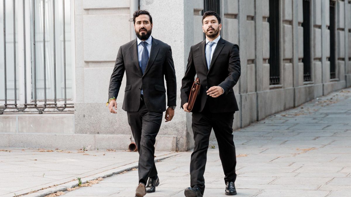 El eurodiputado y líder de Se Acabó La Fiesta (SALF), Luis 'Alvise' Pérez, (i) a su llegada al Tribunal Supremo.