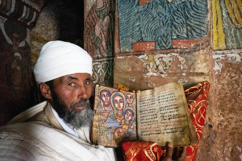 Los padres de Etiopía llevan a sus hijos a ser bautizados allí.