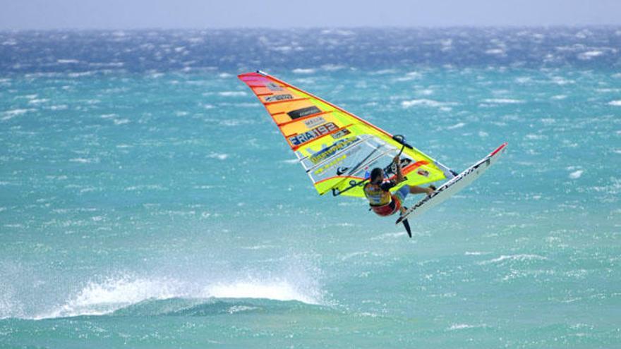 Albeau lidera el slalom del mundial de windsurf de Fuerteventura