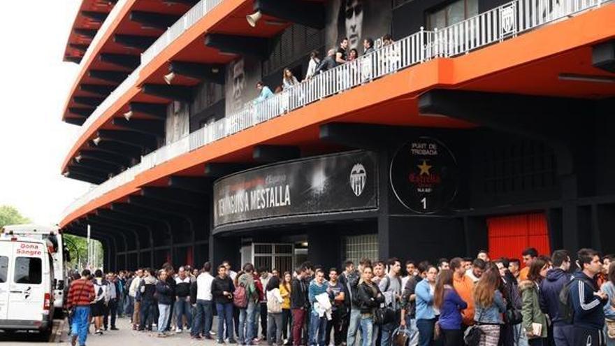 Multitudinaria donación de sangre en Mestalla