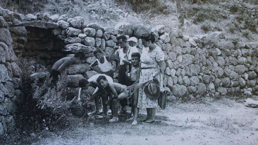 Varias personas junto al pozo. | FAMILIA TRULLENQUE