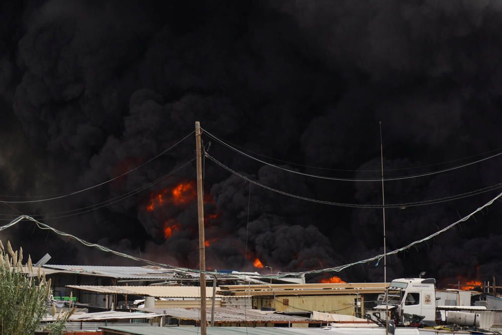 El fuego afecta a vehículos y neumáticos y ha provocado una densa columna de humo negro visible desde muchos puntos de Málaga.