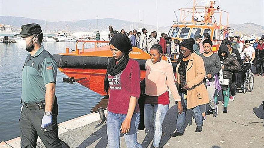 La masiva llegada de inmigrantes satura a la policía y los CIE