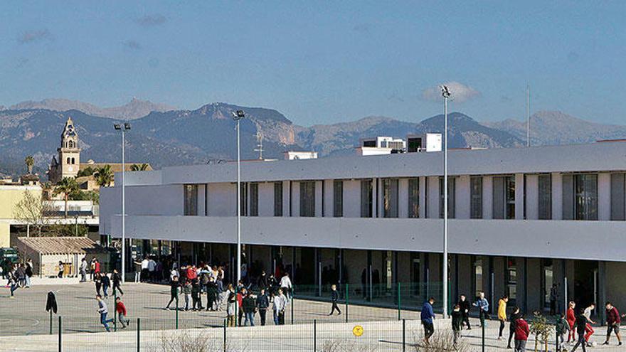 Schöner Blick vom Pausenhof der neuen Schule IES Santa Maria auf Kirche und Serra de Tramuntana.