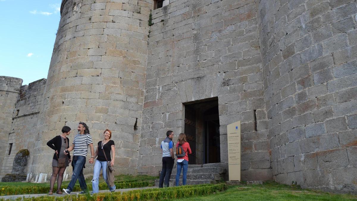Turistas en el Castillo de Puebla de Sanabria