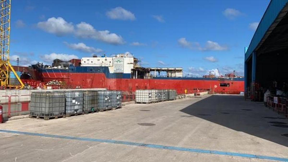 Instalaciones de DDR Vessels en El Musel, con un barco para desguazar.