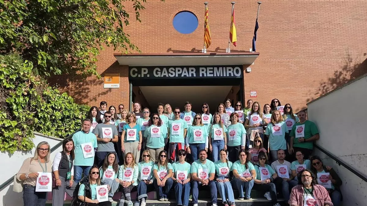 La Asociación de Vecinos de Épila se concentra para rechazar la agresión a una profesora: "Nuestras aulas deben ser espacios de respeto, convivencia y seguridad"