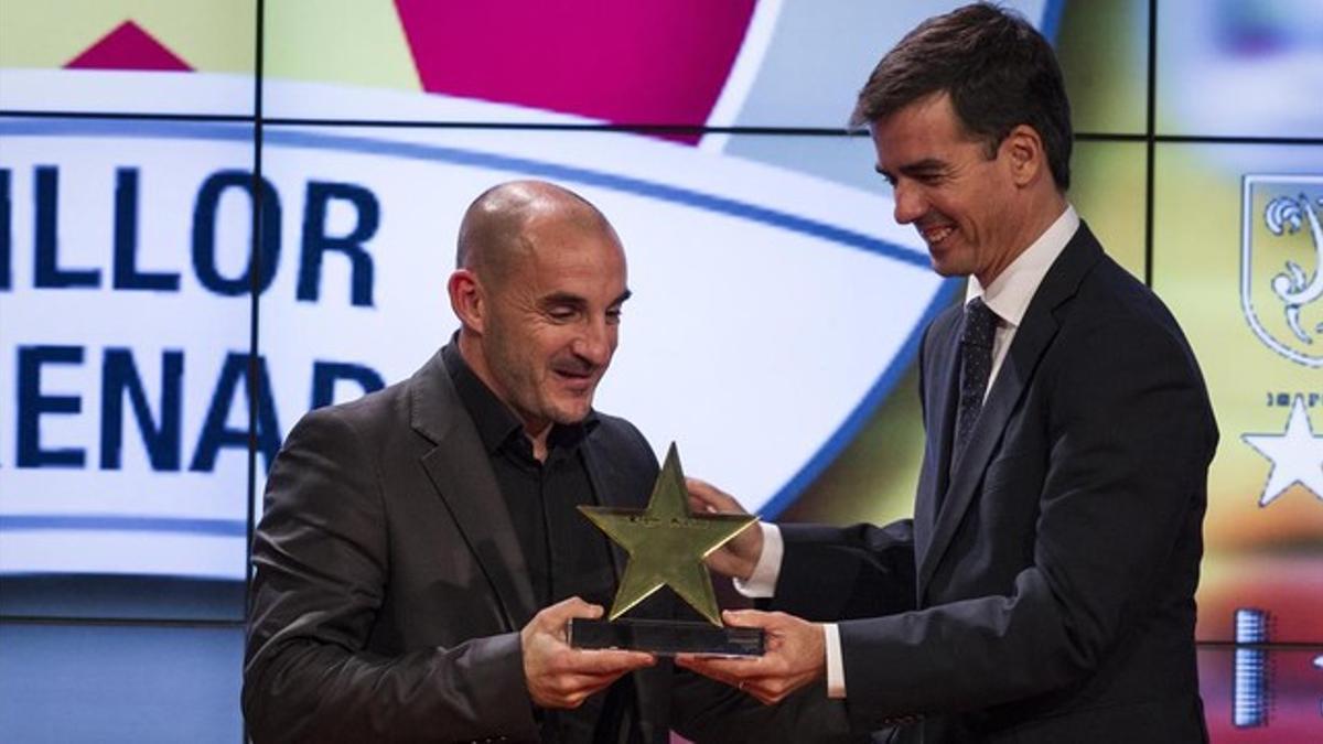 Albert Ferrer recibe el premio al mejor entrenador catalán en noviembre del 2014.