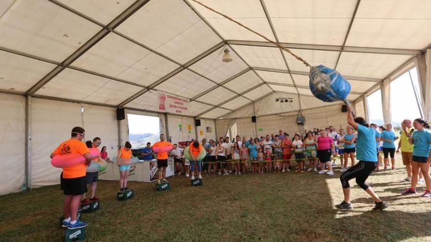 Participantes, ayer, en el juego de los bolos humanos en el Rural Prix de Solís.