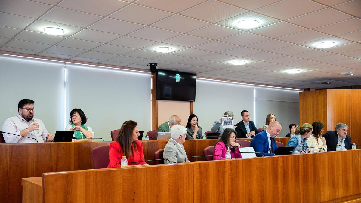 Xabier Pérez Igrexas (BNG) y Luisa Sánchez (PP), entre otros concejales, durante el pleno ordinario de abril.