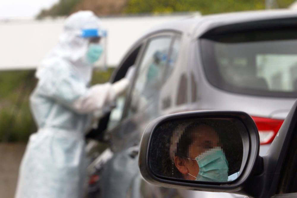 Test PCR para la detección del virus Covid-19, en el parking del centro de salud de La Roca.