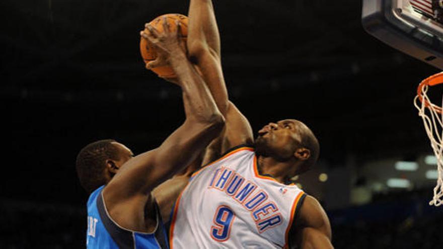 Ibaka defiende la entrada de Dalembert, de Dallas.