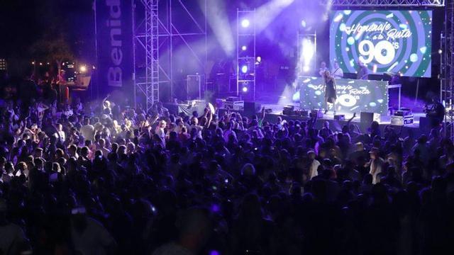 Benidorm baila a ritmo de "bakalao" durante siete horas