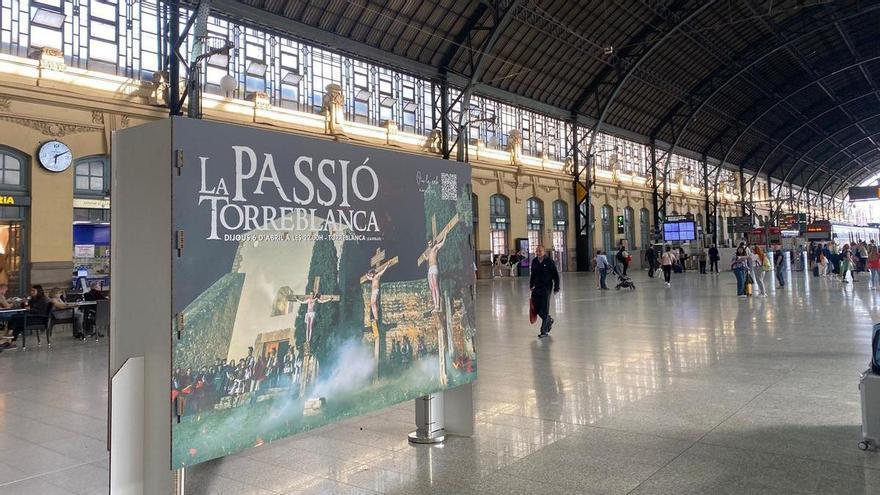 La Passió de Torreblanca llega a la estación de trenes de València para atraer visitantes