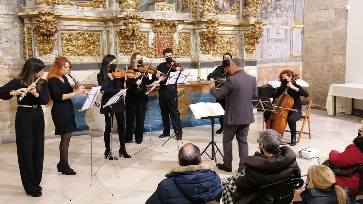 Ángel del Palacio dirige a los músicos de la Orquesta en el concierto