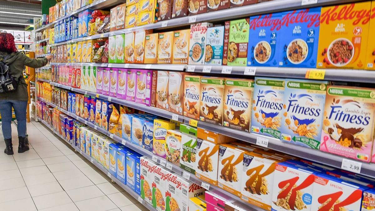 Una joven selecciona los productos de su compra en un supermercado de la capital grancanaria. | | JUAN CASTRO