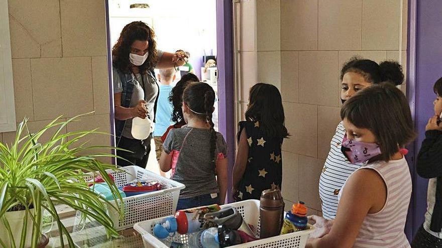 Desinfecció de mans dels infants abans d&#039;entrar a classe al Sant Ignasi