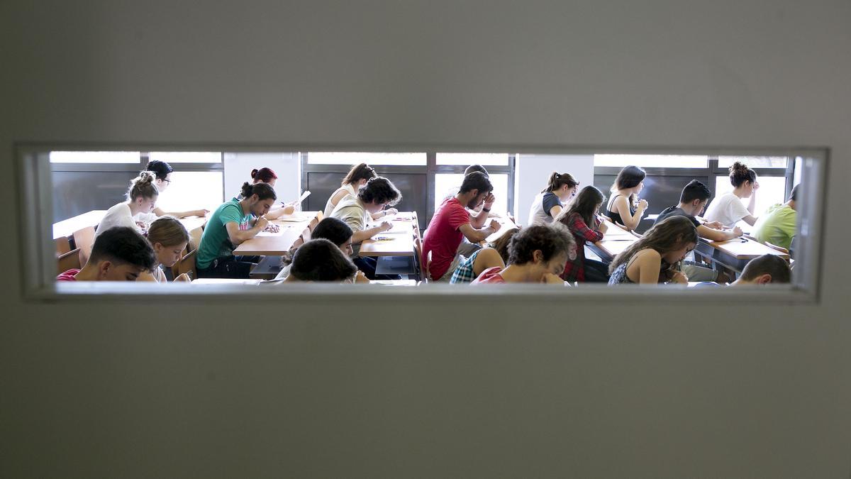 Pruebas de acceso a la universidad en la Escola d'Enginyeria de la UAB.