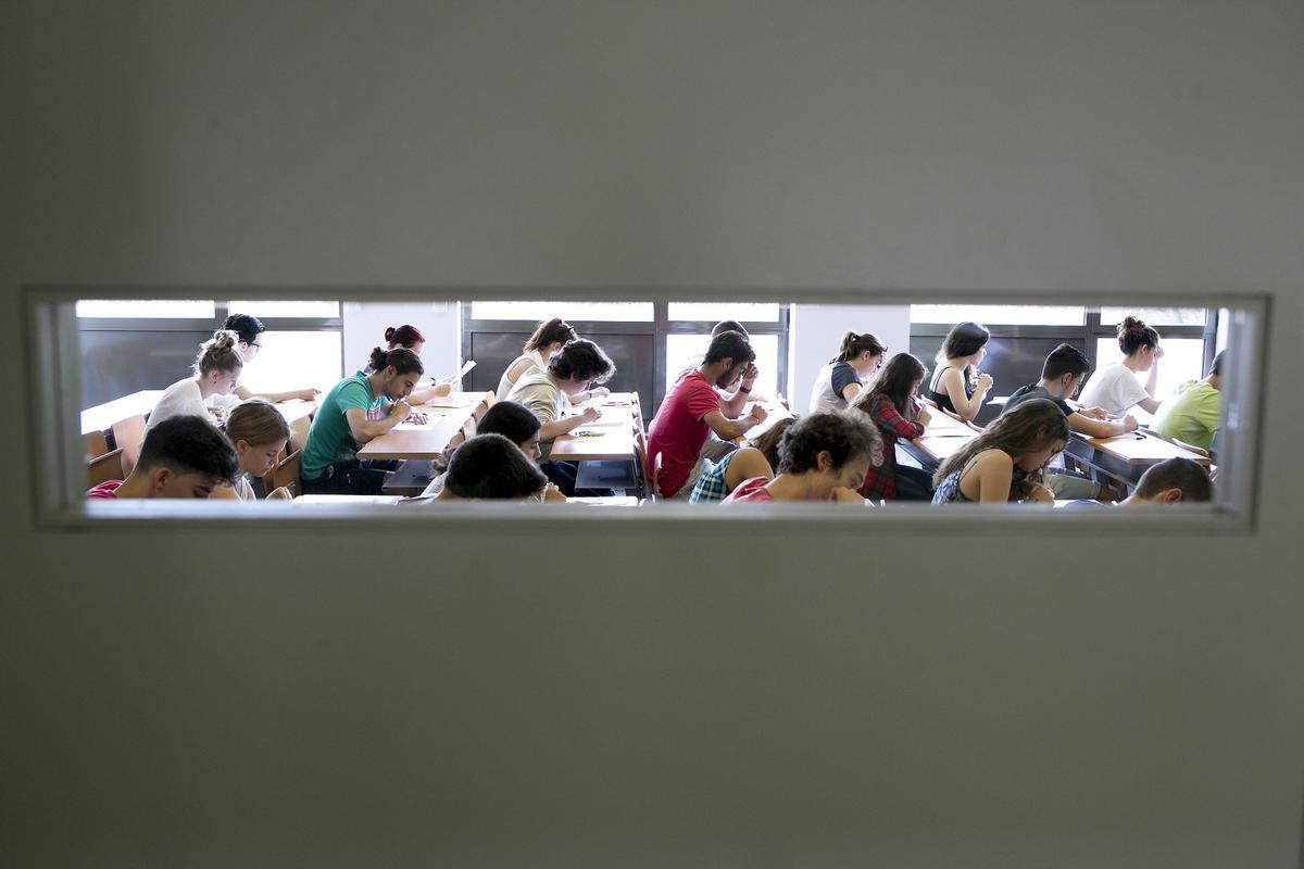 Bellaterra 09/06/2015 pruebas de selectividad pruebas de acceso a la universidad pau en la escola denginyeria de la uab en la foto durante la prueba de llengua catalana foto Ferran Nadeu