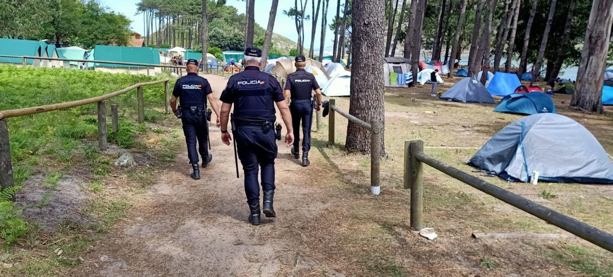 Agentes de la Policía Nacional patrullando en las Islas Cíes.