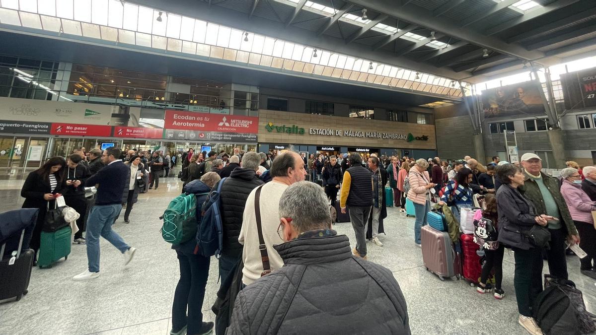 Pasajeros en cola a la espera de viajar en AVE desde la estación María Zambrano de Málaga.
