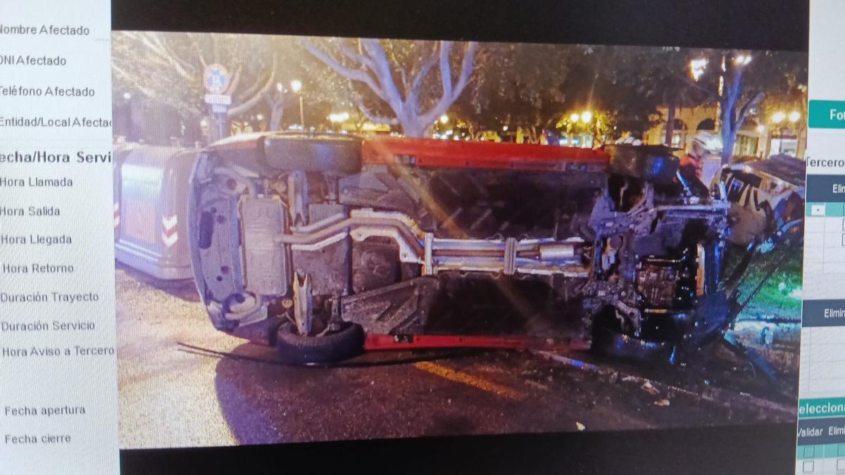 El coche quedó volcado sobre uno de sus lados.