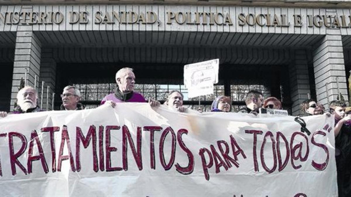 Afectados por la hepatitis C se manifiestan ante la sede del Ministerio de Sanidad, el pasado sábado.