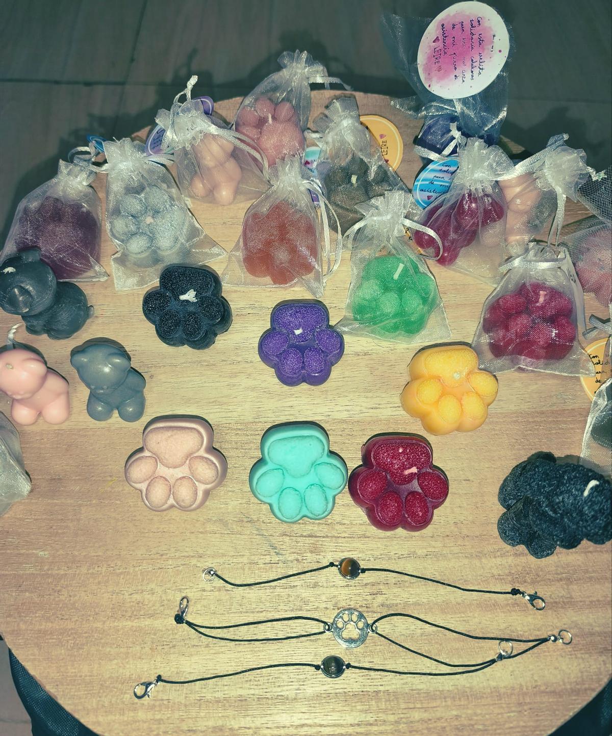 Jabones y velas que fabrica la familia de Leire para recaudar fondos.