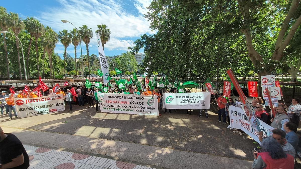 Manifestación de los trabajadores del sector de transporte sanitario en Córdoba.
