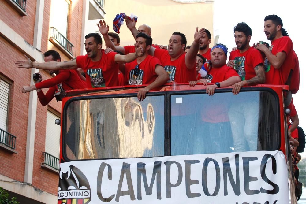 El Atlético Saguntino celebra el título de campeón por todo lo alto