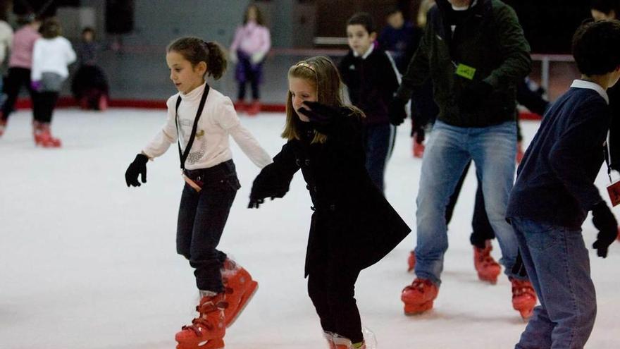 Niños en la pista de patinaje de hielo en La Exposición, en enero de 2011.