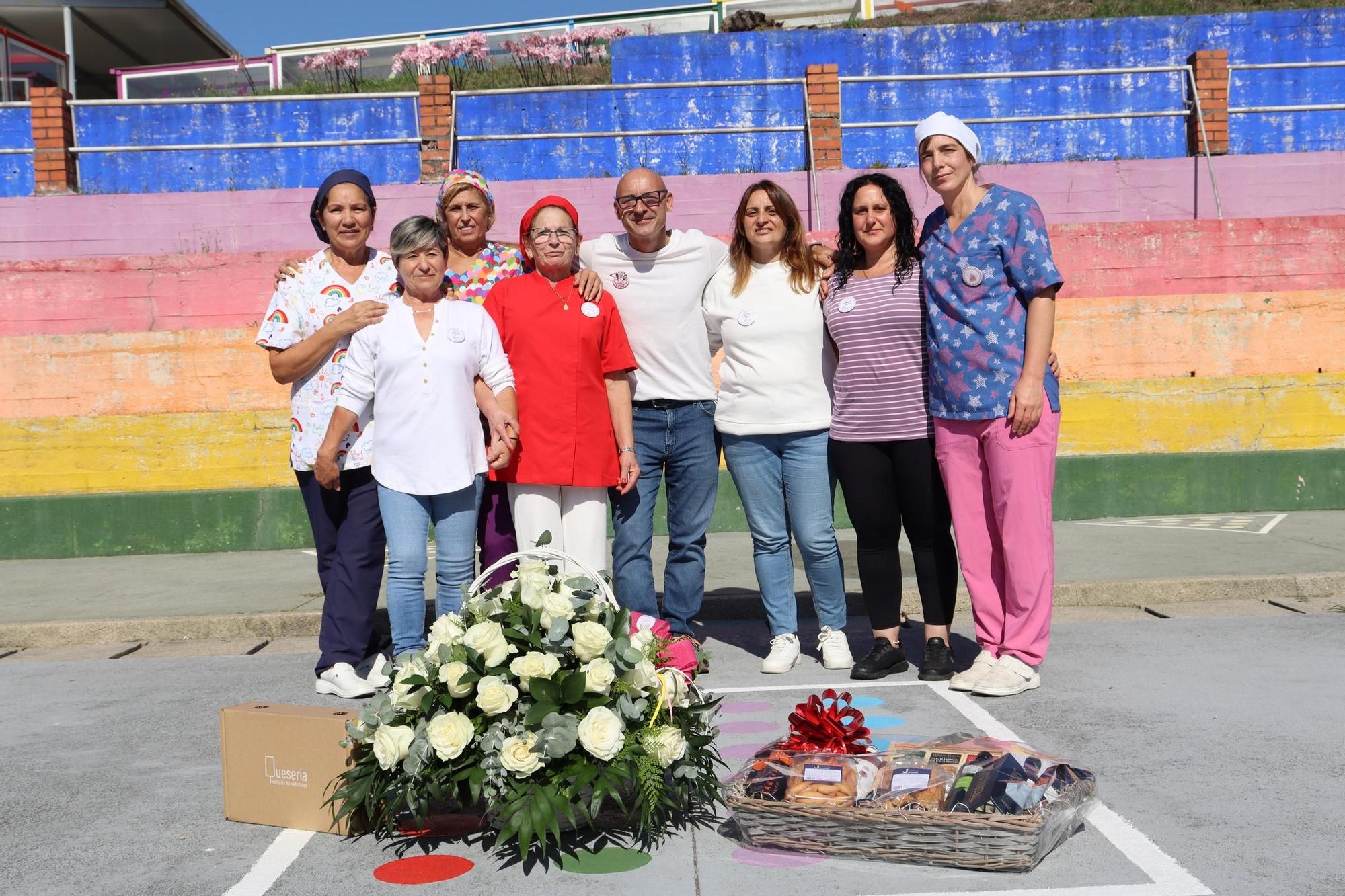 El homenaje a Rosa Isorna Portugués, que se jubila a los 72 años después de 46 ejerciendo como cocinera y «segunda madre» en el CPI Progreso de Catoira.
